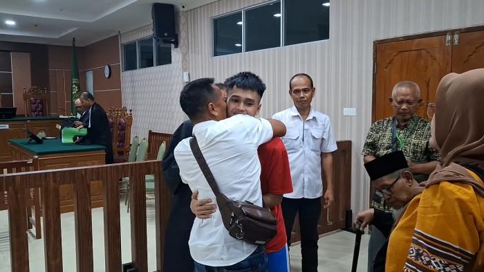 SIDANG 2 TON SABU DI PN BATAM - Ayah terdakwa Fandi Ramadhan, Sulaiman saat memeluk sang anak usai jalani sidang di Pengadilan Negeri (PN) Batam, Senin (5/1/2026).