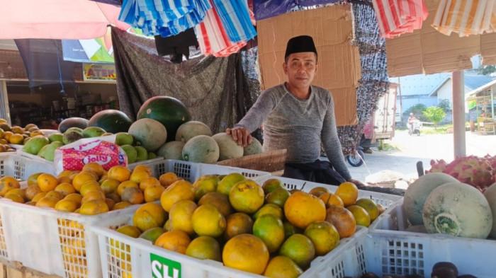 PEDAGANG BUAH DI LINGGA - Syahrul pedagang buah di Pasar Dabo Singkep, Kabupaten Lingga, Provinsi Kepri, rasakan peningkatan penjualan buah di lapaknya sejak ada program MBG (Makan Bergizi Gratis).