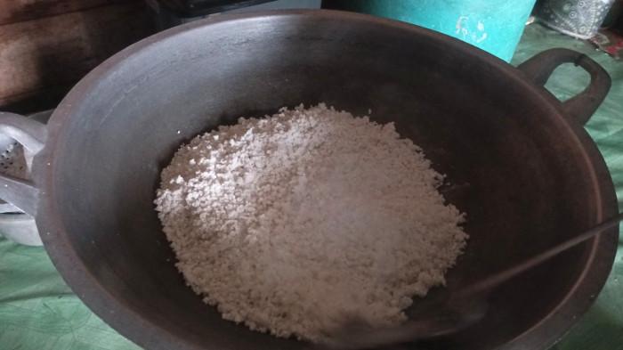 Salah satu tahapan mengolah Tabel Mando, sagu mentah disangrai dan dicampurkan dengan bahan lainnya.