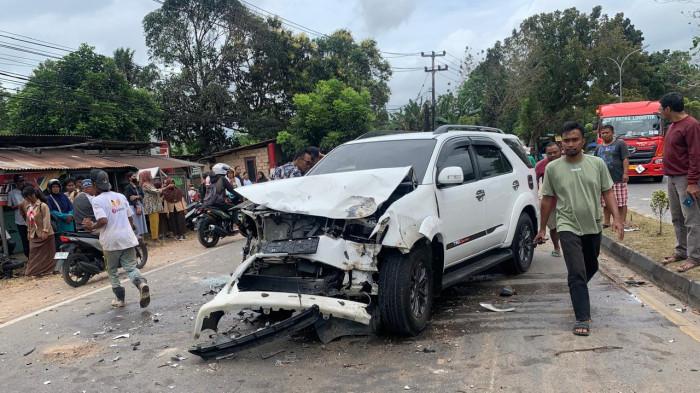 KECELAKAAN DI TANJUNGPINANG - Kondisi mobil Toyota Fortuner yang alami kerusakan di bagian depan, usai tabrak motor dalam kecelakaan di Jalan WR Supratman, Tanjungpinang, Kamis (12/2/2026).