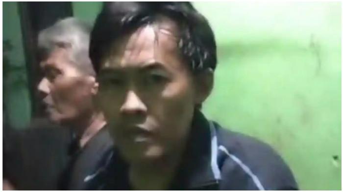 TAMPANG PELAKU DUEL MAUT - Tampang Imar Permana (45) usai membunuh kakak iparnya sendiri di kediamannya, di Kampung Nangkod RW 09,Desa Cipacing, Kecamatan Jatinangor, Kabupaten Sumedang, Sabtu (16/11/2025) malam.