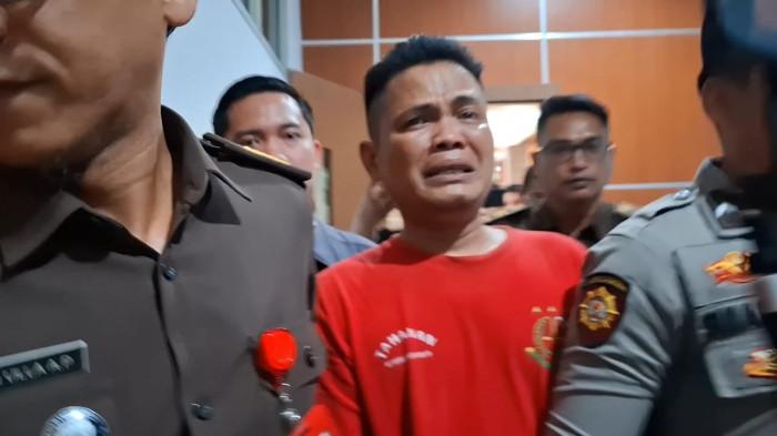 SIDANG VONIS SABU-SABU HAMPIR 2 TON DI PN BATAM - Leo Chandra Samosir, awak kapal Sea Dragon menangis setelah Majelis Hakim PN Batam memvonisnya 15 tahun penjara, Senin (9/3/2026).