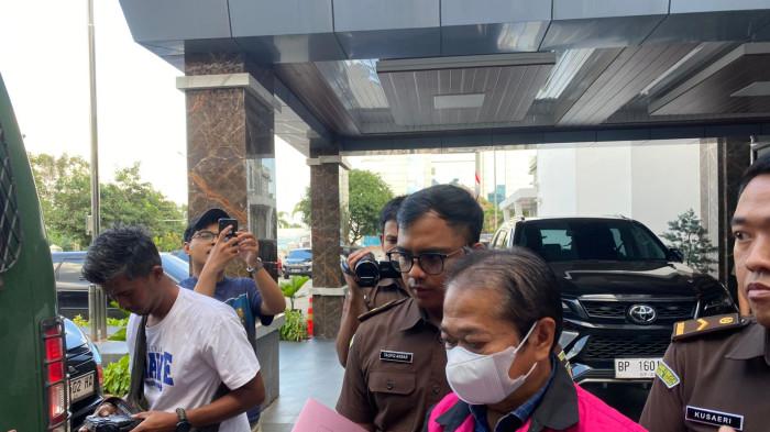 DITAHAN - Direktur PT Daviena Alam Semesta (DAS), AO, ditahan usai ditetapkan Kejari Batam sebagai tersangka dalam kasus dugaan korupsi Pajak Barang dan Jasa Tertentu (PBJT), Senin (6/10/2025).