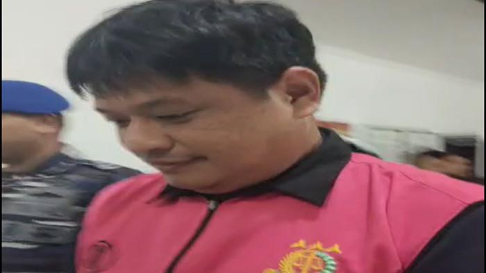KORUPSI DI LINGGA - Tangkap layar live Facebook wartawan TribunBatam.id, Febriyuanda. Tampak Dy, tersangka korupsi proyek Jembatan Marok Kecil menuruni tangga di Kantor Kejari Lingga, Kamis (11/9/2025). Ia dibawa ke Lapas Dabo Singkep selama 20 hari kedepan. Tersangka sebelumnya mengeluhkan sakit saat penetapan tersangkanya pada Senin (8/9).