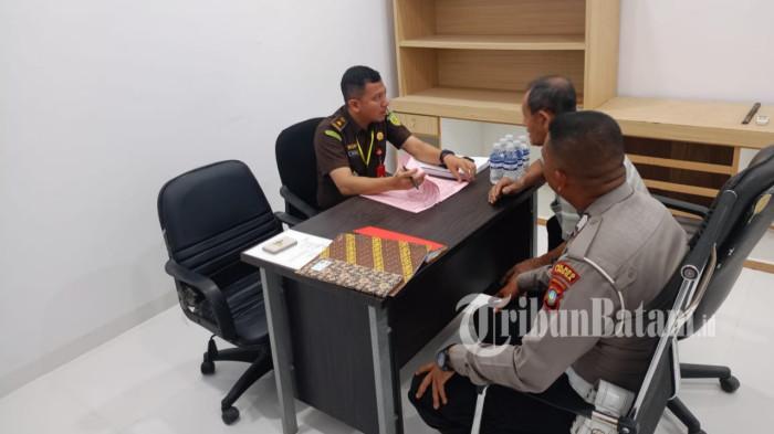 Pria Lanjut usia (Lansia) berinisial LH, menjadi tersangka dalam kasus tabrak lari dalam kecelakaan lalu lintas di Kabupaten Lingga, Provinsi Kepulauan Riau dibawa ke Kejari, Selasa (13/1/2026).