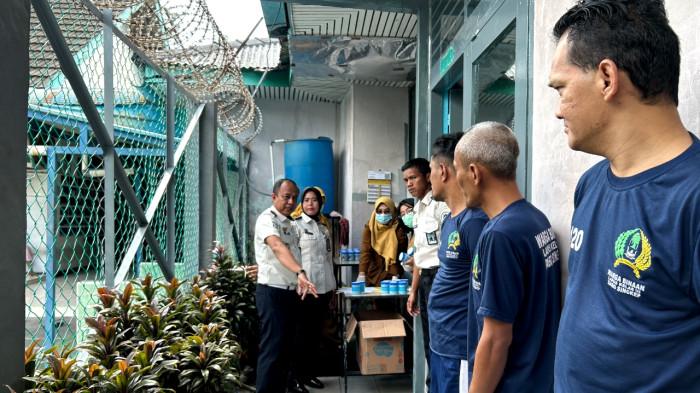 Warga binaan Lapas Kelas III Dabo Singkep menjalani tes urine secara serentak sebagai langkah deteksi dini penyalahgunaan narkoba, dalam rangka menyambut Hari Bhakti Pemasyarakatan (HBP) ke-62, Senin (6/4/2026)