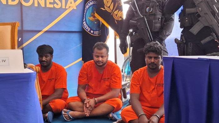 NARKOBA DI KEPRI - Tiga warna India tersangka penyelundupan 106 kg sabu-sabu dalam kapal kargo Legend Aquarius saat ungkap kasus BNN bersama Bea Cukai di dermaga Tanjunguncang, Kecamatan Batuaji, Kota Batam, Provinsi Kepulauan Riau (Kepri), Rabu (17/7/2024).