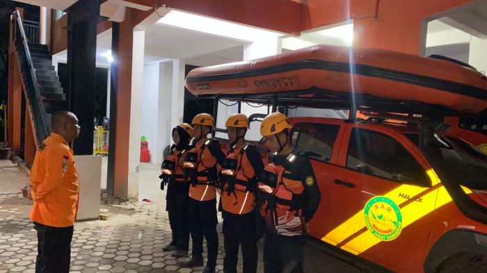 Tim Rescue Basarnas Batam persiapan menuju lokasi untuk melakukan operasi SAR korban terjun bebas jembatan 1 Barelang