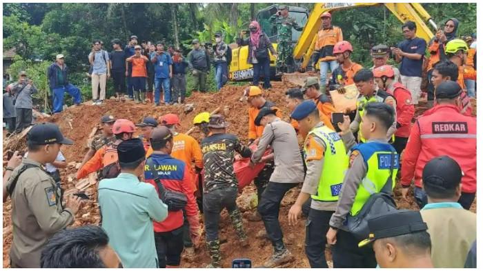 EVAKUASI- Tim SAR Gabungan melakukan proses evakuasi di lokasi tanah longsor Desa Cibeunying, Cilacap, Jumat (14/11/2025).