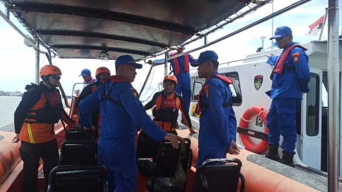 PENCARIAN - Tim SAR gabungan melakukan upaya pencarian ABK kapal hilang di Perairan Pulau Tembelas Kabupaten Karimun, Jumat (24/10/2025). Area pencarian dibagi menjadi dua. Pencarian ini juga dibantu oleh nelayan sekitar