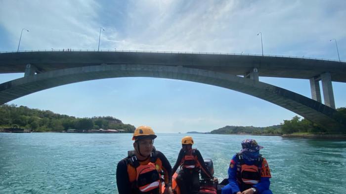 PENCARIAN KORBAN - Tim SAR saat melakukan penyisiran pencarian korban terjun dari atas Jembatan 5 Barelang Batam, Senin (23/3/2026).