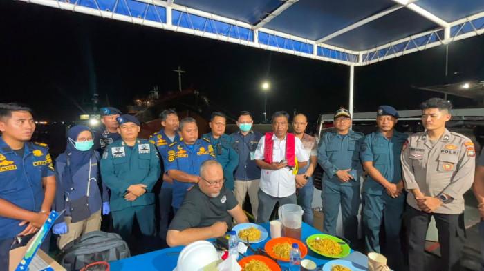 Tim patroli KPLP berhasil menyelamatkan seluruh kru kapal kargo karam di perairan Batu Ampar Batam, Jumat (5/6) malam.