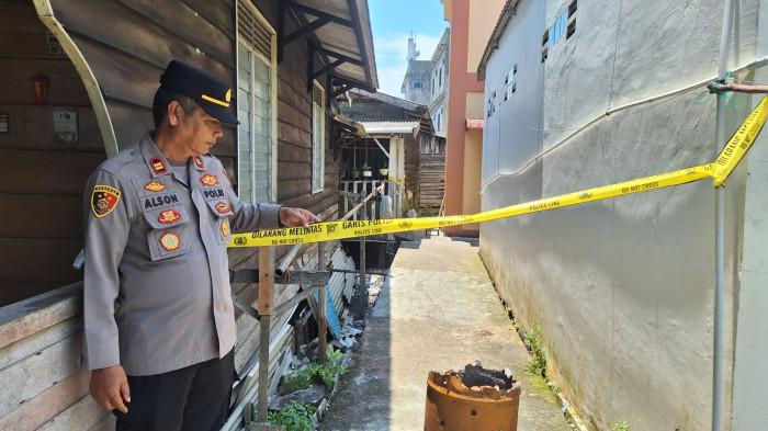 TKP - Kapolsek Tanjungpinang Barat, Iptu Missyamsu Alson sedang melihat lokasi diletakkan benda diduga bom di Jalan Teladan RT 01, RW 10, Kelurahan Kamboja, Kecamatan Tanjungpinang Barat, Kota Tanjungpinang, Kepulauan Riau (Kepri), Kamis (25/9/2025).