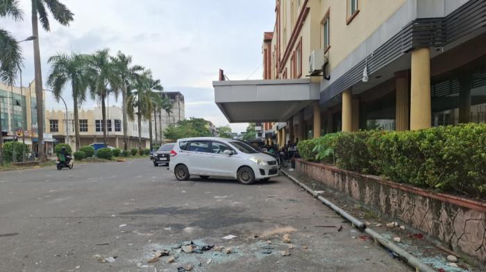 Kondisi depan Hotel Utama, Kecamatan Lubukbaja, Kota Batam, Kepulauan Riau (Kepri), Minggu (12/10/2025). Dua kelompok driver online di Kota Batam sebelumnya terlibat bentrok sekitar pukul 02.00 WIB.
