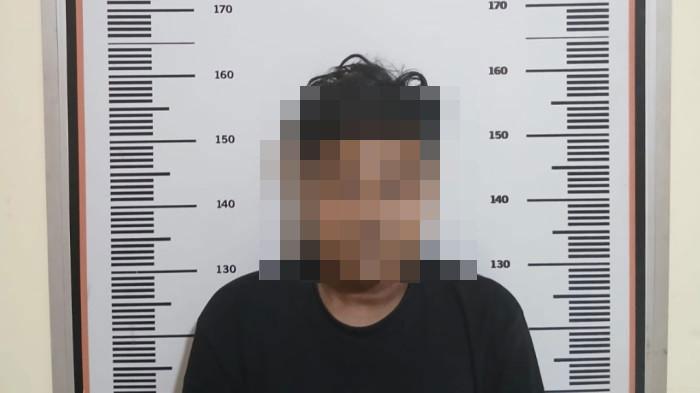 KASUS ASUSILA DI BATAM - Pelaku asusila di Batam berinisial Ass (22) terhadap anak di bawah umur saat di Polsek Sagulung, Senin (29/9/2025).