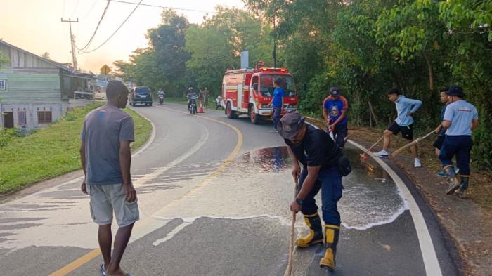 Damkar Lingga Kembali Bersihkan Tumpahan Solar di Singkep Cegah Korban Jiwa