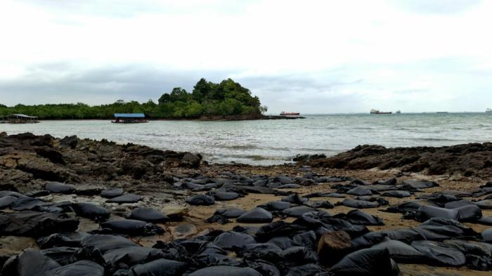 Potret ratusan plastik dan jumbo bag berisi limbah hitam yang terdampar di pesisir Pantai Dangas dan Kawasan Wisata Tangga Seribu, Sekupang, Kota Batam