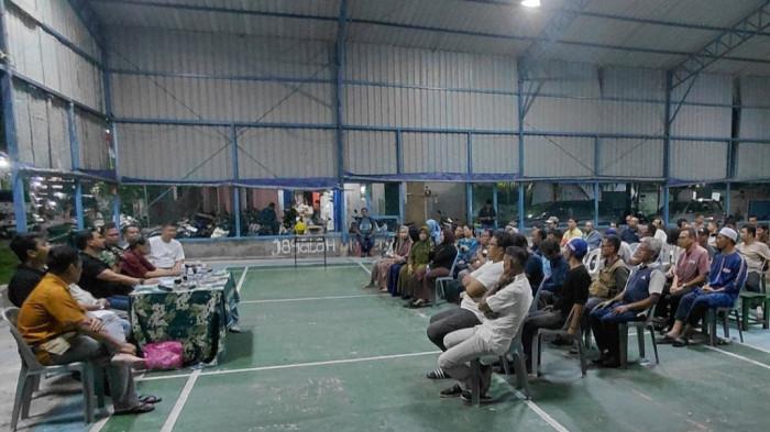 OWT BP BATAM - Warga perumahan Puskopkar Kelurahan Bukit Tempayan, Kecamatan Batuaji saat rapat pembahasan nasib ratusan warga yang tidak bisa membayar UWT, yang akan berakhir pada 8 Mei 2026,  Sabtu (2/5/2026) malam.