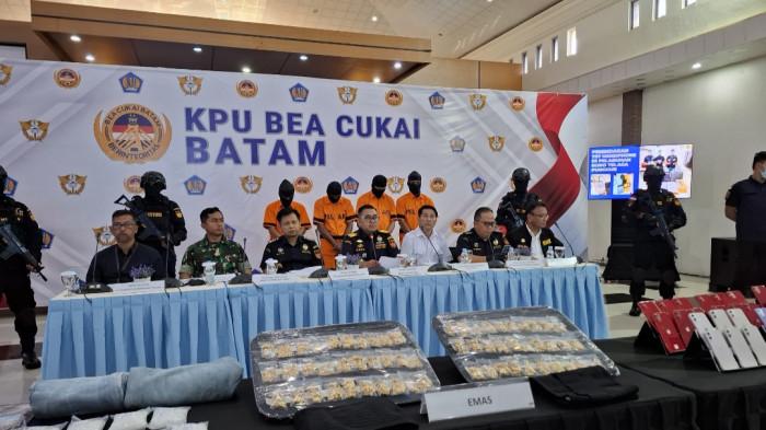 Bea Cukai Batam Gagalkan Penyelundupan Sabu, Emas 2,5 Kg, dan 797 iPhone Bekas