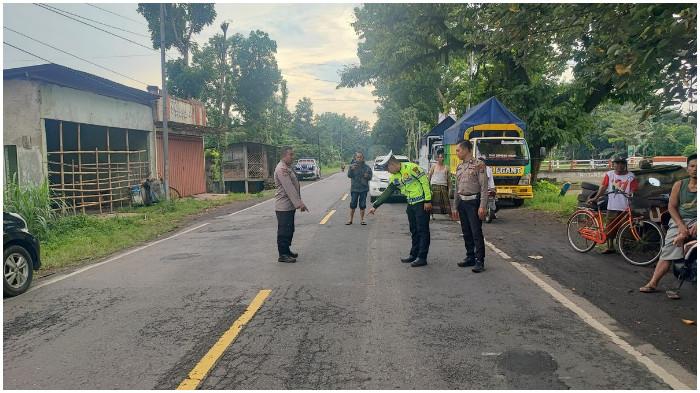 Unit Lakalantas Polres Jember tengah melakukan olah TKP kecelakaan