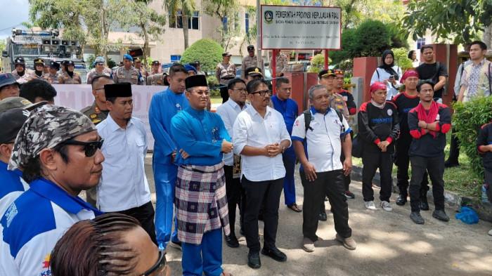 DEMO BURUH DI BATAM - Kepala Dinas Ketenagakerjaan dan Transmigrasi Provinsi Kepulauan Riau (Kadisnakertrans Kepri),  Diky Wijaya, SE., M.Si didampingi Sekdako Batam,  H. Firmansyah, S.Sos., M.Si saat menemui buruh yang berunjukrasa depan Gedung Graha Kepri, Batam Centre, Kota Batam, Provinsi Kepulauan Riau (Kepri), Kamis (16/4/2026).