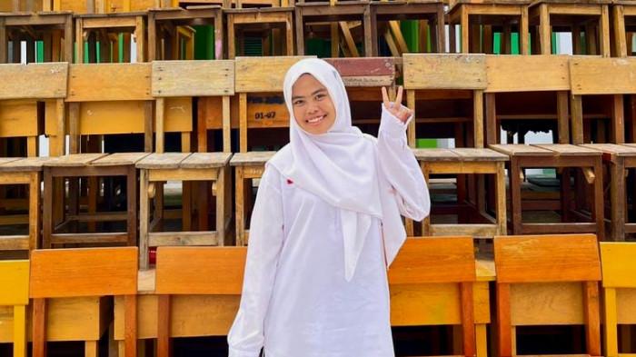 REMAJA NATUNA - Vita Olita (18) semasa masih berseragam MAN 1 Natuna. Gadis sederhana yang merupakan anak Petani di Desa Harapan Jaya, berhasil menembus seleksi masuk Politeknik Engineering Pertanian Indonesia (PEPI) dan mendapatkan beasiswa penuh.
