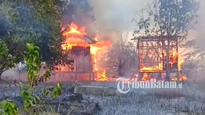 KEBAKARAN DI LINGGA - Dua unit vila milik Dinas Pariwisata dilaporkan hangus terbakar dalam kebakaran yang terjadi di Desa Penaah, Kecamatan Senayang, Kabupaten Lingga, Provinsi Kepri, Selasa (31/3/2026).
