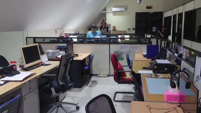 WFH ASN PEMKO BATAM - Kondisi salah satu ruang di Diskominfo Lantai tujuh, di gedung kantor wali Kota Batam, di Batam Centre, hari pertama penerapan work from home (WFH) sejumlah ASN Pemko Batam, Jumat (24/4/2026).