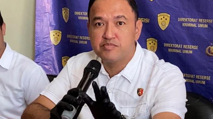 WADIRRESKRIMUM POLDA KEPRI - Wadirreskrimum Polda Kepri, AKBP Robby Topan Manusiwa, S.I.K., M.H menjelaskan motif perantau asal Riau berinisial Tn (40) yang merusak sedikitnya 300 pohon jati emas di tepi jalan Batam hingga viral di medsos. Foto diambil saat ungkap kasus di Mapolda Kepri, Kamis (7/5/2026).