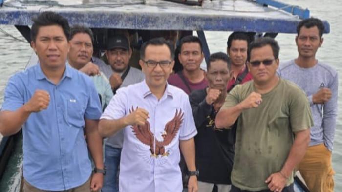 KELUHAN  - Anggota DPRD Kepri, Wahyu Wahyudin Bertemu dengan Nelayan Batam, Kepulauan Riau (Kepri), Kamis (20/11/2025).