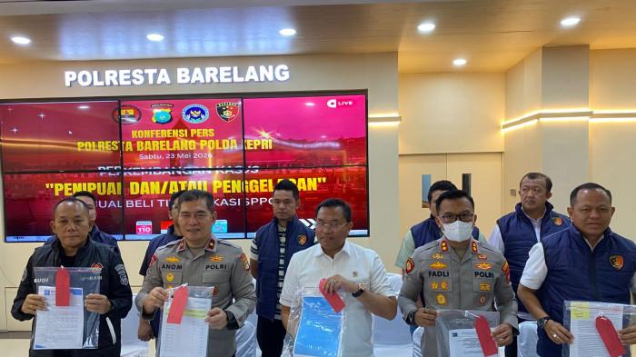Wakapolda Kepri dan Wakil Kepala BGN RI mengangkat barang bukti dokumen penipuan titik MBG dalam ungkap kasus di Lobby Polresta, Sabtu (23/5).
