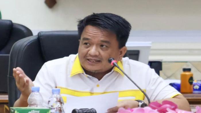 ADE ANGGA - Wakil Ketua I DPRD Tanjungpinang, Dr. Ade Aangga, S.IP., M.M. Ia bersama sejumlah unsur pimpinan dan Sekretariat DPRD Tanjungpinang menjalani pemeriksaan di Polda Kepri, Jumat (14/11/2025). Pemeriksaan terkait tugas dan fungsi DPRD Tanjungpinang, termasuk laporan keuangan lembaga itu dilakukan hingga 7 jam, sejak pukul 10.30 WIB. Foto Ade Angga saat Rapat Dengar Pendapat DPRD Kota Tanjungpinang bersama Aliansi Gerakan Bersama Kepri Tanjungpinang tentang Pengelolaan Aset BUMD dan Aset Kabupaten Bintan yang Berada di Kota Tanjungpinang Kepulauan Riau, (13/10/2025).