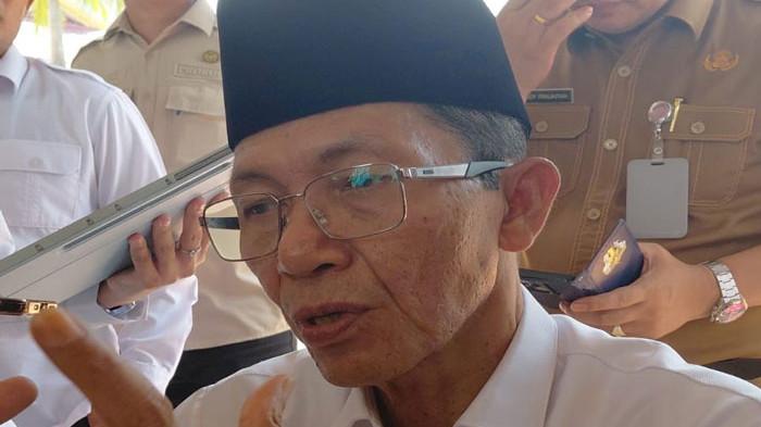 WALIKOTA BATAM - Wali kota Batam, Amsakar Achmad saat memberikan keterangan di Dataran Engku Putri Batam Centre, Senin (30/3/2026). Ia menunggu petunjuk teknis Pemerintah Pusat terkait work from anywhere (WFA) atau work from home (WFH) pegawai.