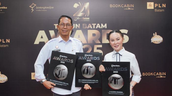 Walikota Batam Amsakar Achmad Raih Dua Penghargaan di Tribun Batam Awards 2025