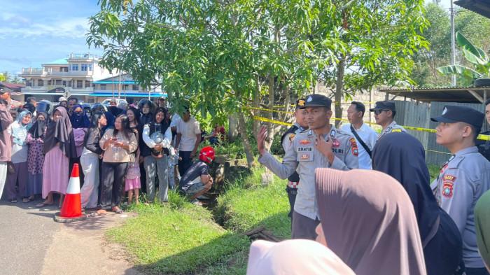 REKONSTRUKSI KASUS SUAMI BUNUH ISTRI SIRI DI LINGGA - Warga padati TKP kasus pembunuhan di Lingga, tepatnya di Jalan Kartini Dabo Singkep, Kabupaten Lingga, Provinsi Kepulauan Riau (Kepri), Senin (18/5/2026). Mereka ada yang datang sejak pukul 08.30 WIB hanya untuk menyaksikan langsung rekonstruksi kasus pembunuhan yang merenggut nyawa Syafitri Yana (20) itu.