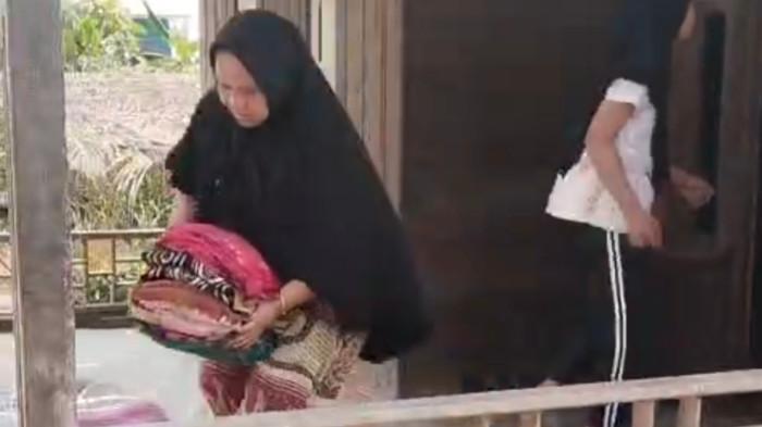 Warga angkat pakaian di Remik Lingga