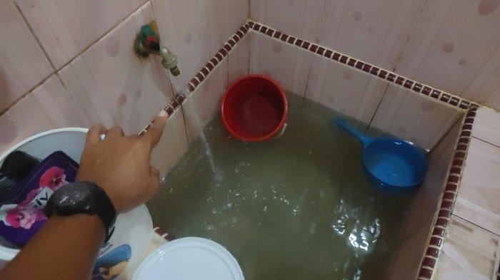Antisipasi Mati Air, Warga Batu Aji Tampung Air, Isi Ember hingga Bak Mandi Sampai Penuh
