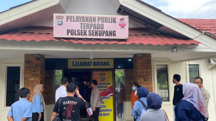 PENIPUAN DI BATAM - Warga korban penipuan berkedok tukar uang pecahan baru untuk keperluan Lebaran di Batam mendatangi Polsek Sekupang, Senin (30/3/2026) sore. Mereka menuntut agar uang mereka yang sebelumnya dipegang oleh oknum pegawai BUMN di Batam berinisial Sp (45) yang kini mendekam di sel tahanan segera kembali.