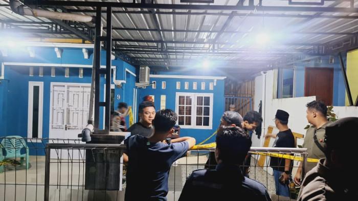 PEMBUNUHAN  - Sejumlah warga dan polisi saat memadati lokasi kejadian pembunuhan di Jalan Ganet Tanjungpinang, Rabu (25/2/2026).