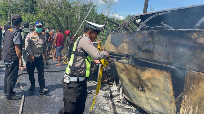 KEELAKAAN MAUT - Bus ALS VS Truk BBM meledak saat terjadi kecelakaan. 16 korban tewas di tempat karena terjebak dalam kebakaran BUS