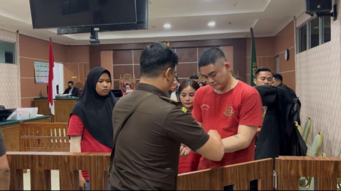 SIDANG DI PN BATAM - Terdakwa kasus pembunuhan Dwi Putri Apriliandini usai jalani sidang di PN Batam, Senin (11/5/2026) malam. Suasana siang malam itu berubah emosional dengan kesaksian dari Rina, mantan ART di mess tempat korban tinggal