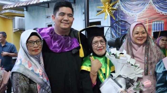 Bangga dan Terharu, Bupati Roby Wisuda Puluhan Lansia yang Kembali Duduk di Bangku Sekolah