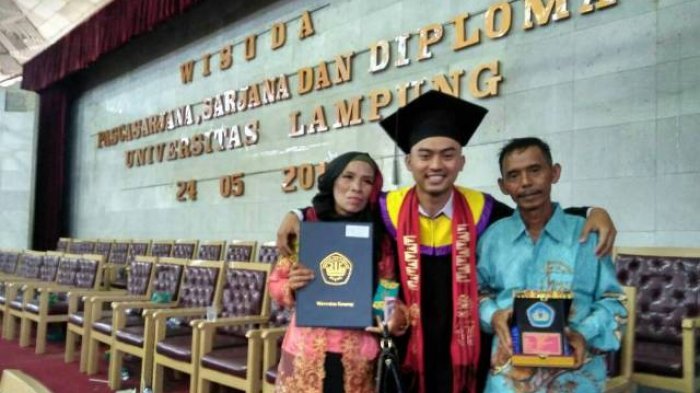 Mahasiswa Lulusan Terbaik Unila Ini, Bayar Uang Sekolah Pakai Telur Bebek