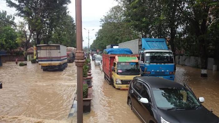 Terabas Arus Banjir di Purworejo, Pengendara Motor dan Mobil Tewas