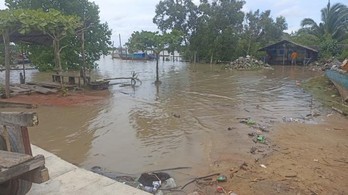 AIR PASANG DI KARIMUN - Fenomena air pasang yang terjadi di area Pelabuhan Kecamatan Ungar, Kabupaten Karimun, Provinsi Kepulauan Riau (Kepri), Senin (10/11/2025).