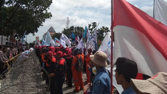 Massa Buruh FSPMI Sudah di Depan Kantor Wali Kota dan Sampaikan Orasi