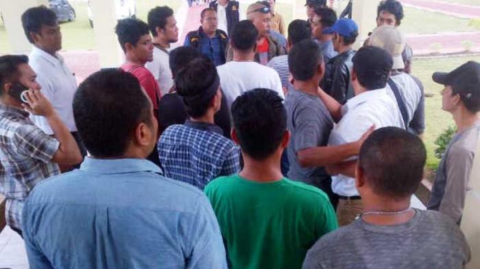 Demonstran Penentang dan Pendukung Plt Sekdaprov Kepri Nyaris Adu Jotos