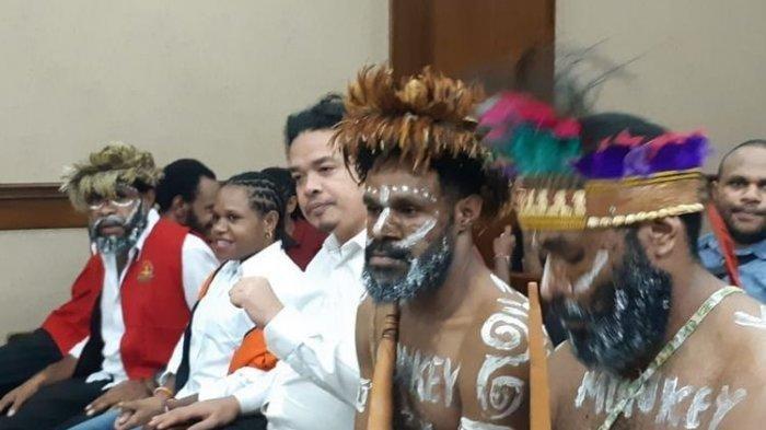 Sempat Ditegur Majelis Hakim PN Jakarta Pusat, 2 Aktivis Papua Tetap Gunakan Koteka saat Sidang