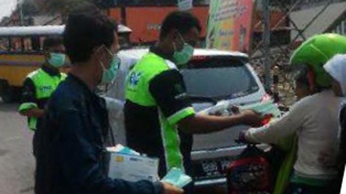 Dampak Kabut Asap Karimun, Setengah Jam 500 Masker Ludes