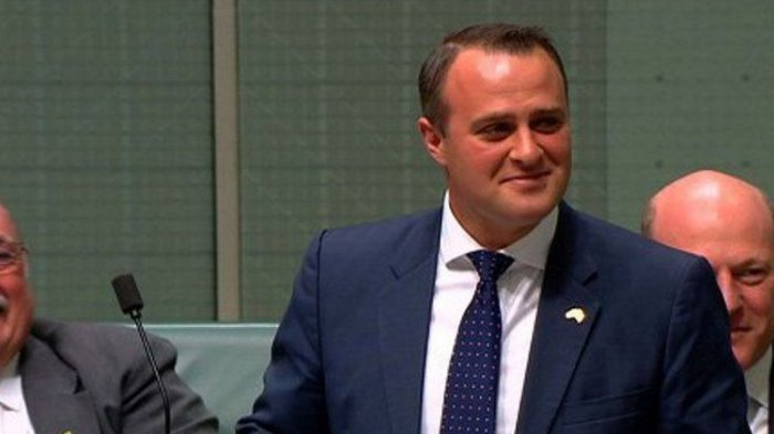 KISAH TAK BIASA: Anggota Parlemen Ini Lamar Pacar Gaynya di Tengah Sidang. Begini Reaksi Sejawatnya